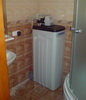 Компактное расположение универсальной системы FK 1044CAB в ванной комнате квартиры. Система применяется  для удаления железа и жесткости  в воде